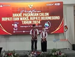 Bacabup Teguh Haryono bersama Wakilnya Farida Hidayati Daftar di Kantor KPUK Bojonegoro