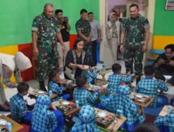 Uji Coba, Kodim Bojonegoro bersama SPPG Taman Rajekwesi Distribusikan Ratusan Porsi Makan Sehat dan Bergizi