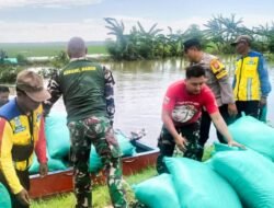 Bersama Masyarakat, Babinsa Koramil Kanor Bojonegoro Perbaiki Tanggul Ambrol di Desa Kedungprimpen