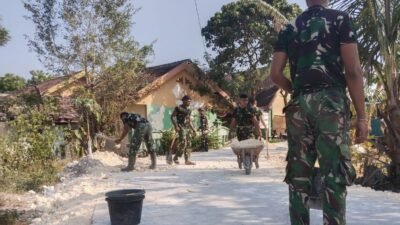 Ketika Gerobak Dorong dan Peluh Satgas TMMD 129 Bojonegoro Menyejahterakan Warga Kesongo