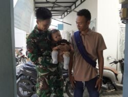 Sentuhan Hangat TMMD 129 Bojonegoro: Ketika Seragam Loreng Menjaga Senyum Sang Balita di Kesongo