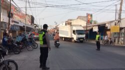 Polsek Kedungadem Rutin Atur Lalu Lintas di Perempatan Pasar