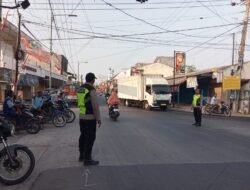 Polsek Kedungadem Rutin Atur Lalu Lintas di Perempatan Pasar