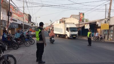 Polsek Kedungadem Rutin Atur Lalu Lintas di Perempatan Pasar