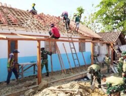 Menyusun Genting, Merajut Asa: Sentuhan Kebersamaan Satgas TMMD 129 Bojonegoro dan Warga di Kesongo
