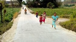 Senyum Ceria Anggi dan Jalan Beton TMMD 129 Bojonegoro yang Mengubah Suasana Sore di Dusun Mundu