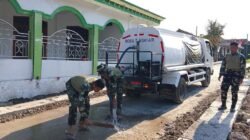 Menjaga Asa di Depan Rumah Ibadah: Kala Satgas TMMD 129 Bojonegoro Setia Merawat Jalan Desa Kesongo