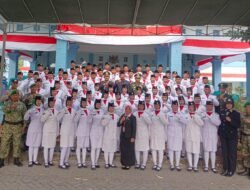 Camat Kedungadem Sahlan Kukuhkan Paskibraka, 71 Pelajar Siap Bertugas pada Upacara HUT ke-81 RI