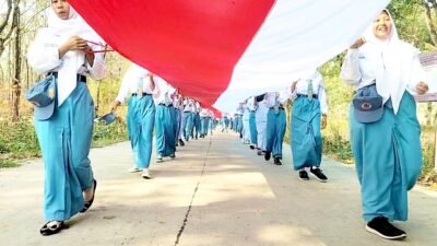 Bendera 81 Meter Diarak di Kampung Samin Margomulyo Bojonegoro