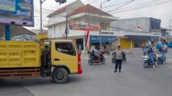 Polsek Kedungadem Amankan Pengalihan Lalu Lintas Pawai Payung Hias HUT RI ke-81