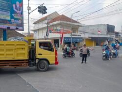Polsek Kedungadem Amankan Pengalihan Lalu Lintas Pawai Payung Hias HUT RI ke-81