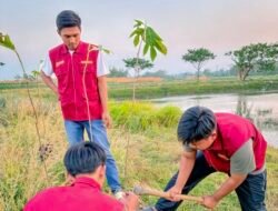 Mahasiswa KKN-TK 01 Universitas Bojonegoro Tanam Pohon Sukun di Kawasan Sumber Mata Air Desa Kesongo