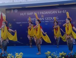 Tari Srampat Sambut Kunjungan Pratikno di HUT ke-61 SMPN 1 Padangan