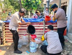 Polres Bojonegoro Salurkan 25 Ribu Liter Air Bersih ke Warga Terdampak Kemarau