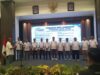 LAMONGAN – Kepengurusan Serikat Media Siber Indonesia (SMSI) Kabupaten Lamongan periode 2026–2029 resmi dikukuhkan di Gedung Pemerintah Kabupaten (Pemkab) Lamongan lantai 7, Kamis (1/10/2026).   Pengukuhan ini menjadi momentum untuk memperkuat peran perusahaan pers siber sekaligus membangun sinergi dengan berbagai pihak.  Kegiatan tersebut dihadiri Wakil Bupati Lamongan Dirham Aksara, Ketua SMSI Jawa Timur Sokib, jajaran Forkopimda, perwakilan Dandim 0812/Lamongan. sera Polres.  Hadir pula para camat, rektor, organisasi kemasyarakatan, wartawan dan sejumlah tamu undangan lainnya.  Ketua SMSI Kabupaten Lamongan periode 2026–2029, Nur Ali Zulfikar, menyampaikan bahwa SMSI merupakan organisasi perusahaan pers yang memiliki peran penting dalam mendukung keberlangsungan industri media siber di Indonesia.  “Kita ini organisasi perusahaan pers yang didirikan oleh teman-teman PWI,” ungkap Nur Ali Zulfikar dalam sambutannya.  Ia menjelaskan, SMSI telah berdiri selama sembilan tahun dengan tujuan melindungi dan memperjuangkan kepentingan perusahaan pers.   Di Kabupaten Lamongan, SMSI saat ini memiliki 11 perusahaan media yang tergabung sebagai anggota.  Ali menegaskan, kepengurusan SMSI Lamongan tidak hanya berfokus pada penguatan organisasi, tetapi juga menyiapkan sejumlah program yang menyentuh masyarakat.   Program tersebut meliputi News Room Jaga Desa, lomba cerdas cermat tingkat SD, SLTP, dan SLTA, serta pembuatan buku.  “Melalui program-program tersebut, kami berharap SMSI Lamongan dapat berkontribusi dalam meningkatkan literasi, memperluas wawasan masyarakat, dan mendukung pembangunan daerah,” ujarnya.  Sementara itu, Ketua SMSI Jawa Timur, Sokib, berharap kepengurusan SMSI Lamongan mampu membangun komunikasi dan kerja sama yang baik dengan pemerintah daerah, TNI, Polri, serta berbagai lembaga lainnya.  Ia menilai sinergi antarlembaga diperlukan agar keberadaan perusahaan pers dapat memberikan kontribusi positif bagi masyarakat.   “Kami berharap SMSI Lamongan bisa bersinergi dengan pemerintah, Kodim, Polres, serta lembaga-lembaga lainnya. Kami juga memohon dukungan dari seluruh organisasi yang ada di Kabupaten Lamongan,” kata Sokib.  Wakil Bupati Lamongan, Dirham Aksara, turut menyampaikan ucapan selamat dan sukses atas pengukuhan pengurus SMSI Kabupaten Lamongan periode 2026–2029.   Ia berharap organisasi tersebut dapat menjalankan perannya secara profesional serta ikut mendorong kemajuan daerah melalui penyajian informasi yang berkualitas.  Menurutnya, pers memiliki peran strategis dalam membangun kepercayaan publik. Informasi yang akurat, berkualitas, dan dapat dipercaya juga menjadi salah satu faktor penting dalam menciptakan iklim investasi yang kondusif di Kabupaten Lamongan.  “Dengan informasi yang berkualitas akan tumbuh kepercayaan. Kepercayaan menarik investasi, investasi menyejahterakan masyarakat,” kata Wabup.  Ia berharap perusahaan pers di Lamongan terus meningkatkan kualitas pemberitaan sekaligus menjaga profesionalisme dalam menjalankan tugas jurnalistik.   Dengan demikian, pers tidak hanya menjadi penyampai informasi, tetapi juga turut berkontribusi dalam mendukung pembangunan dan kesejahteraan masyarakat.  Pengukuhan pengurus SMSI Lamongan periode 2026–2029 tersebut diharapkan menjadi awal penguatan organisasi serta memperluas kolaborasi dengan berbagai pemangku kepentingan.   Melalui program kerja yang telah disiapkan, SMSI Lamongan diharapkan mampu memberikan kontribusi nyata bagi dunia pers dan masyarakat.