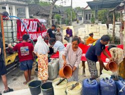 CV Alzi Putra Salurkan 35.000 Liter Air Bersih untuk Warga Brangkal Bojonegoro