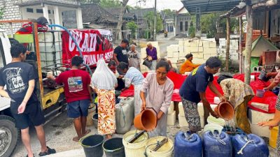 CV Alzi Putra Salurkan 35.000 Liter Air Bersih untuk Warga Brangkal Bojonegoro